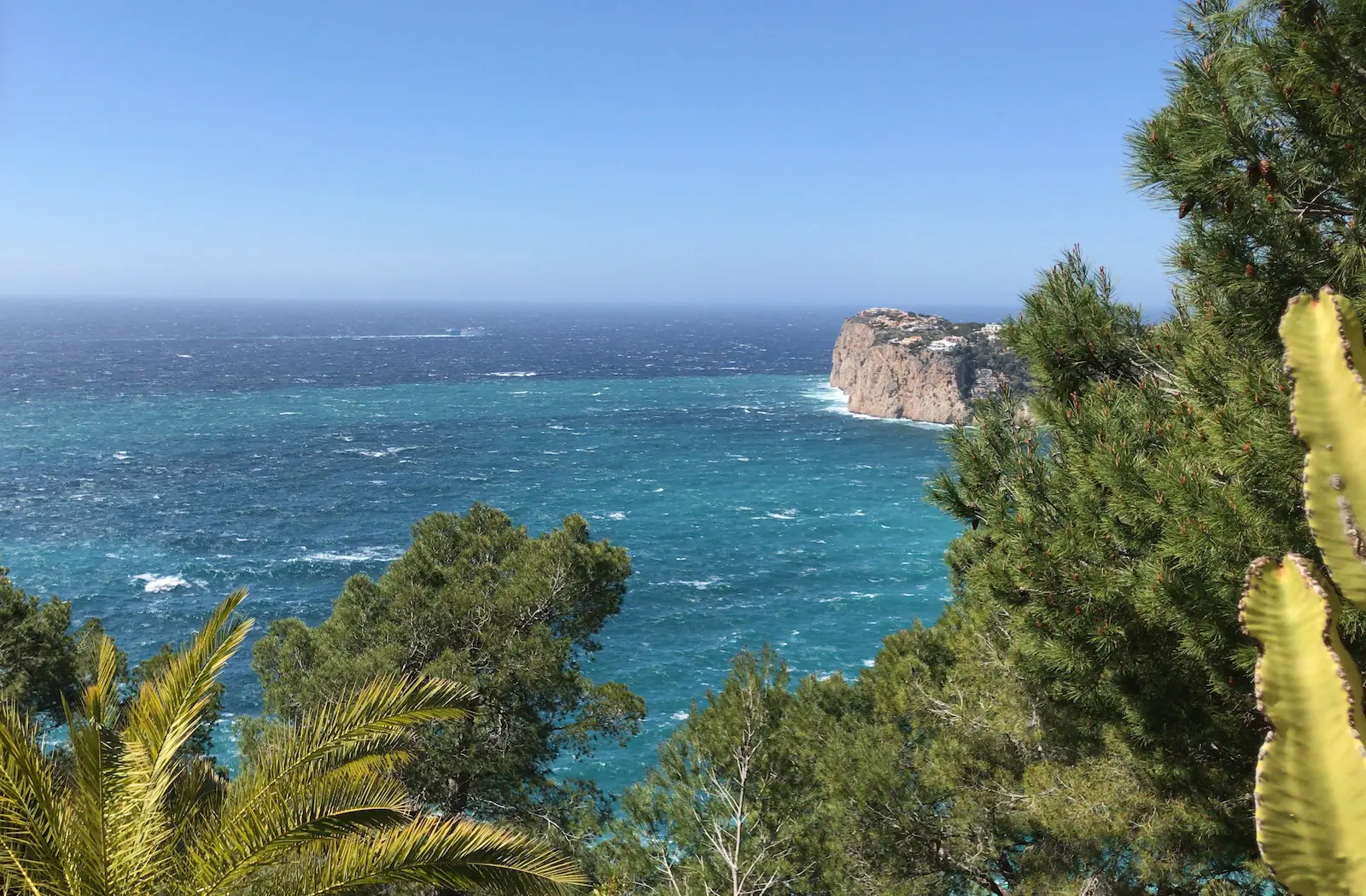 Blick auf das rauhe Meer bei einer Wanderung im Südwesten von Mallorca