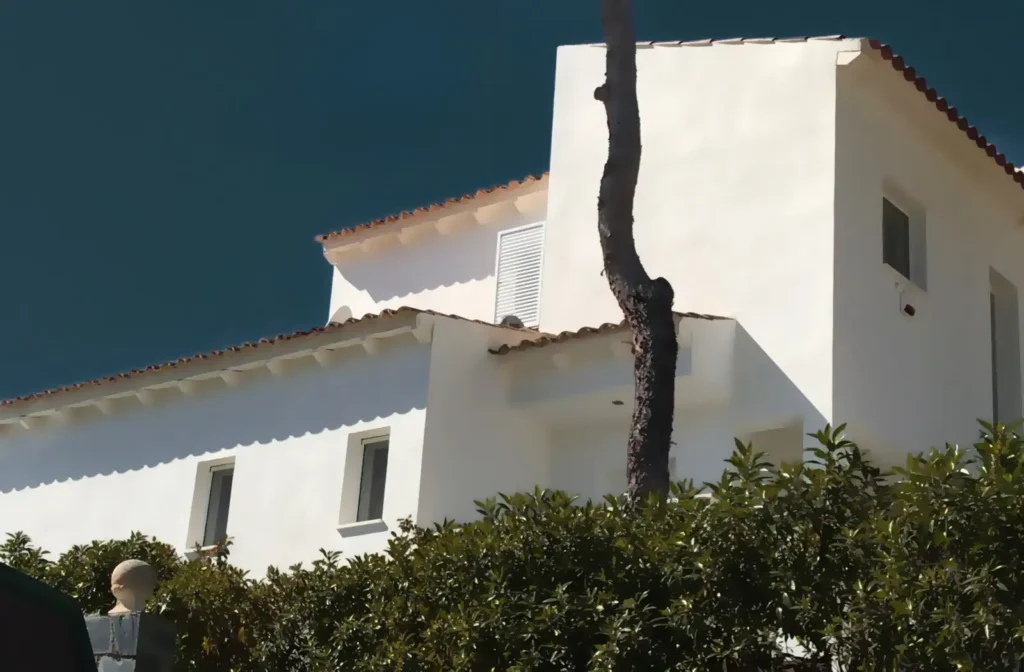 Ansicht der Villa von schräg vorne auf Mallorca an der Costa de la Calma