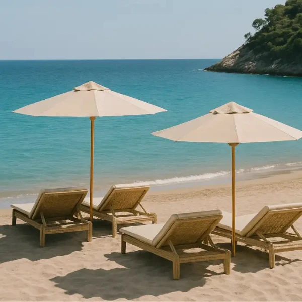 Liegen mit Sonnenschirm am Strand von Mallorca an der Costa de la Calma