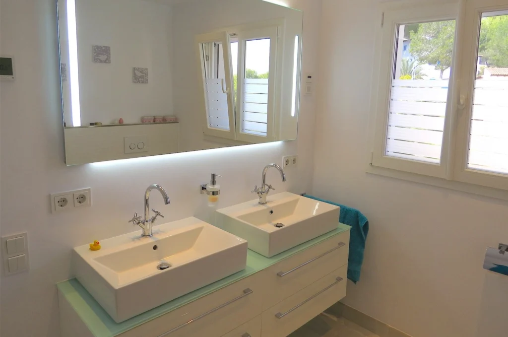 Villa Oliva - Bad OG mit 2 Waschbecken und einem großen Spiegel