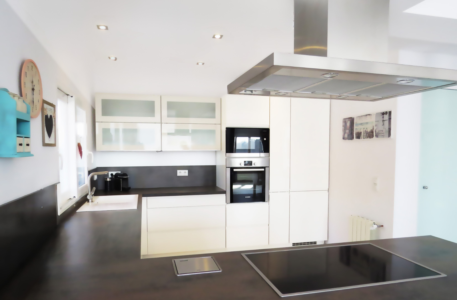 Sicht in die offenen Küche der Villa Oliva mit Theke