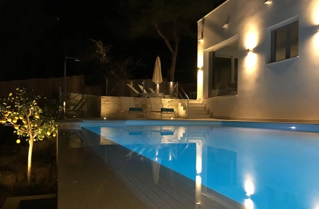 Infinity Pool der Villa Oliva beleuchtet bei Nacht