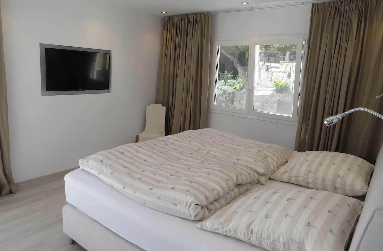 Grosses modernes Master Schlafzimmer der Villa Oliva mit King Size Bett und Fernseher