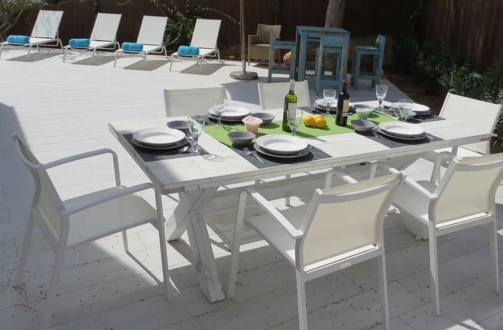 Villa Oliva - Blick auf die obere Terrasse mit gedecktem Tisch für 6 Personen