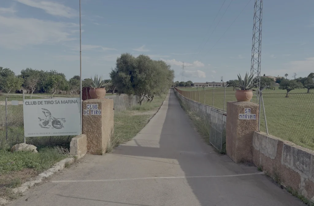 Einfahrt zum Skeet-Club de Tiro sa Marina auf Mallorca