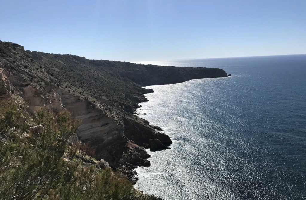 Blick auf die Küste bei einer Wanderung hoch über dem Meer im Südwesten von Mallorca