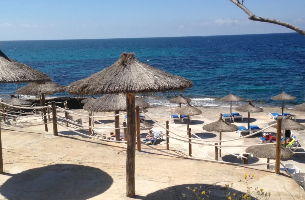 Strand und Badebucht in Costa de la Calma auf Mallorca