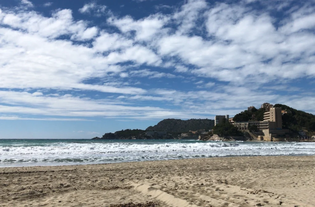 Strand und Badebucht in Paguera auf Mallorca